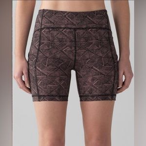 EUC 🍋 Lululemon Sole Training Short (6")